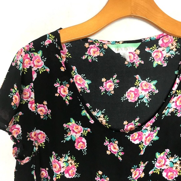 Decree | Women’s Black & Pink Flowy Flower Top - Picture 3 of 6